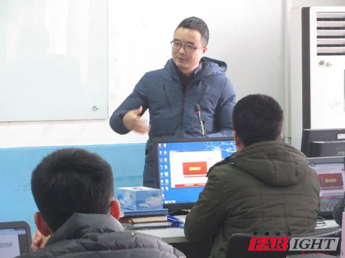 老年人如何安全地进行篮球接球训练?_1